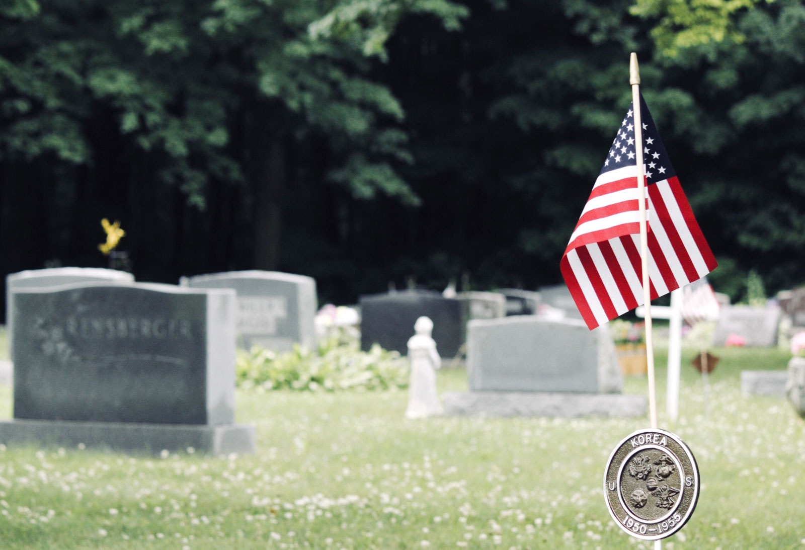 hero-cemetery-flag